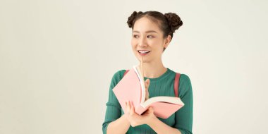 Kafası karışmış insan bir çözüm arar. Düşünceli öğrenci kız ya da iş kadını öğretmen bir fikir buldu.