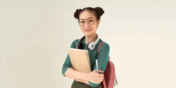 Junge Studentin Trägt Glücklich Notizbuch Und Stift Vor Weißem Hintergrund — Stockfoto