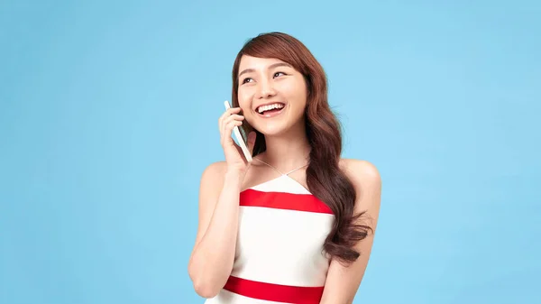 Piękna Kobieta Rozmawiać Przez Telefon Odizolowany Niebieskim Tle — Zdjęcie stockowe