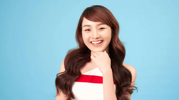 きれいな新鮮な肌のタッチ自身の顔を持つ美しい若いアジアの女性 顔の治療 美容とスパ — ストック写真