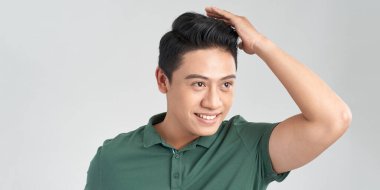 Bir adamın saçlarını yapayalnız bırakması