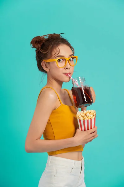 Gyönyörű Fiatal Ázsiai Lány Kezében Popcorn Ivóvíz Felett Kék Háttér — Stock Fotó
