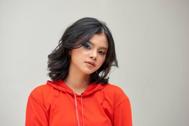 Parlak manikürlü, renkli, bronz tenli güzel Asyalı kadını yakından çek.. 