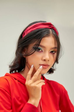  Yüzüne yakın parlak manikürlü, parlak makyajlı güzel bir kadın.