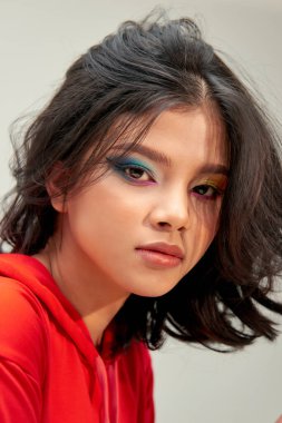 Profesyonel makyaj konsepti. Güzel makyajlı ve mükemmel ciltli güzel bir kadının portresi.