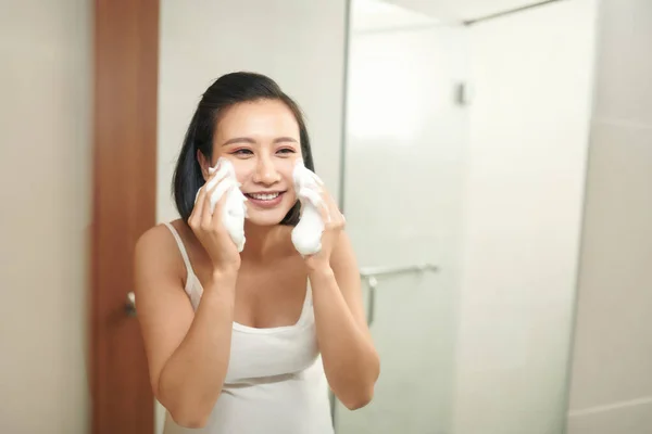Ung Gravid Kvinna Tvätta Ansiktet Badrummet — Stockfoto