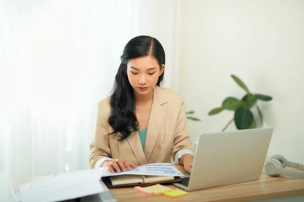 Skupiona Dziennikarka Freelancer Pracująca Online Laptopie Siedząca Przy Biurku Domu — Zdjęcie stockowe