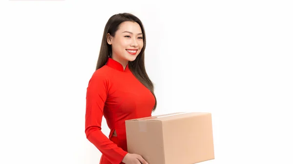 Bela Sorrindo Jovem Mulher Segurando Presente Envolto Papel Embrulho Dourado — Fotografia de Stock