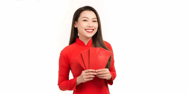 Bela Ásia Mulher Desgaste Dai Tomar Vermelho Envelopes Chinês Novo — Fotografia de Stock