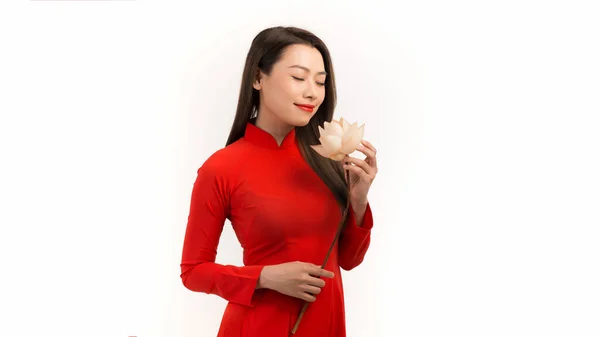 具有越南文化传统服装的可爱女士的肖像 是著名的 她手持莲花 — 图库照片