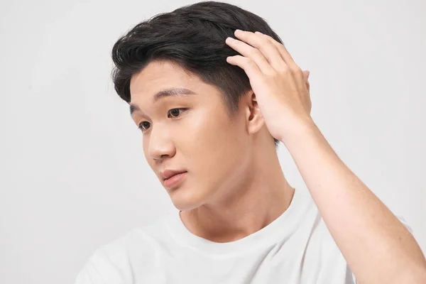 Joven Hombre Guapo Vistiendo Camiseta Blanca Sobre Fondo Aislado Sonriendo — Foto de Stock