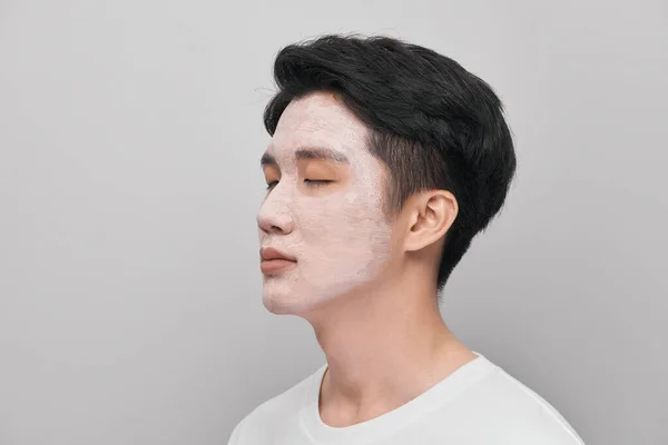 Kosmetologia Człowiek Portret Błotem Zdrowy Peeling — Zdjęcie stockowe