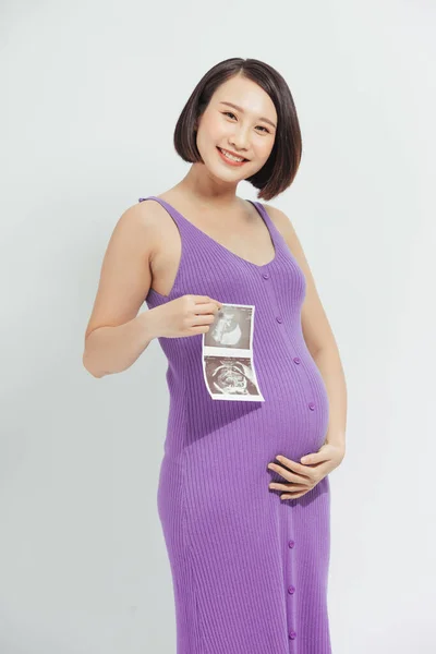 Ασίας Έγκυος Γυναίκα Δείξει Υπέρηχο Μωρό Άσπρο Φόντο — Φωτογραφία Αρχείου
