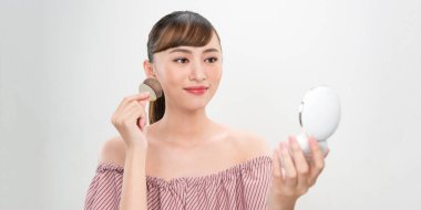 Güzel makyaj malzemesi. Makyaj yapan güzel genç kadınların portresi.