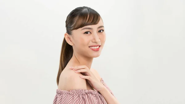 Portret Młodej Uroczej Azjatyckiej Modelki Izolacja Białym Tle Studio Piękno — Zdjęcie stockowe