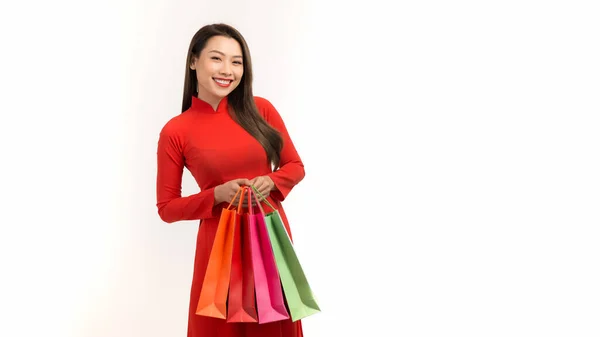 Pozitív Ázsiai Lány Vietnami Dai Ruha Gazdaság Bevásárló Táskák Állva — Stock Fotó