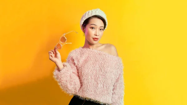 아름다운 아시아 소녀가 촬영을 포스팅을 있습니다 그녀의 선글라스를 만져봐 — 스톡 사진