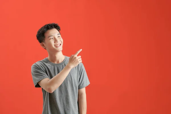 Jeune Homme Shirt Décontracté Pointant Avec Les Mains Les Doigts — Photo