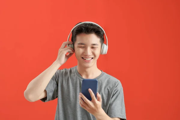 Asiatique Homme Avec Écouteurs Écouter Musique Utilisant Application Smartphone Tout — Photo