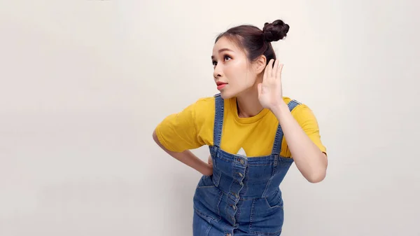 Espiando Concepto Asiática Chica Sosteniendo Mano Cerca Oreja Escuchando Cuidadosamente —  Fotos de Stock