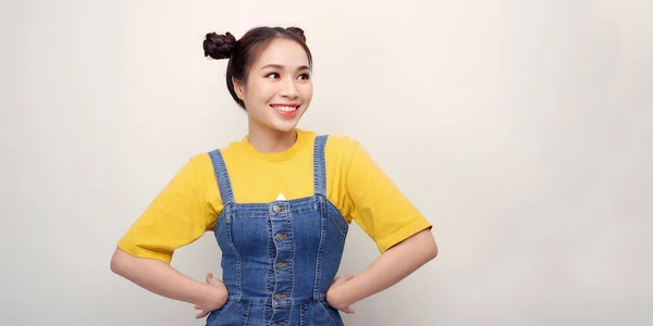Mulher Asiática Jovem Bonita Está Olhando Para Câmera Sorrindo Com — Fotografia de Stock