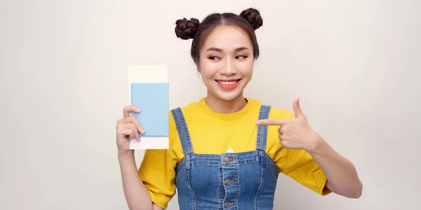 Joven Hermosa Mujer Asiática Sosteniendo Pasaporte Sonriendo Feliz Señalando Con —  Fotos de Stock
