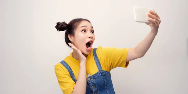 Hora Selfie Jovens Mulheres Alegres Fazendo Selfie Por Seu Telefone — Fotografia de Stock