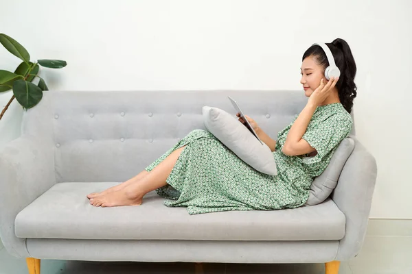 Smiling Beautiful Asian Listening Music While Using Her Tablet Living — Stock Photo, Image