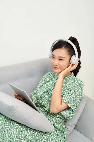 Sourire Femme Écouter Musique Dans Numérique Tablette Sur Canapé Asiatique — Photo