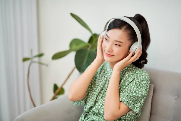 Femme Écoutant Musique Dans Les Écouteurs Assis Sur Canapé Dans — Photo