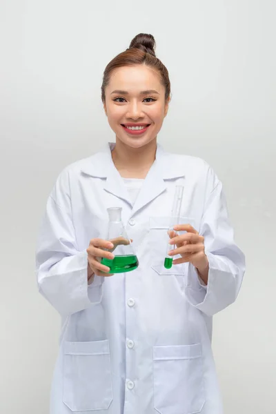 Asijský Vědec Pracující Chemikáliemi — Stock fotografie