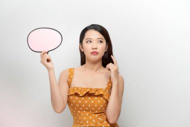 Retro Girl Konuşma Baloncuğu Duyuru Yapıyor. Boş diyalog kutusu tutan kadın