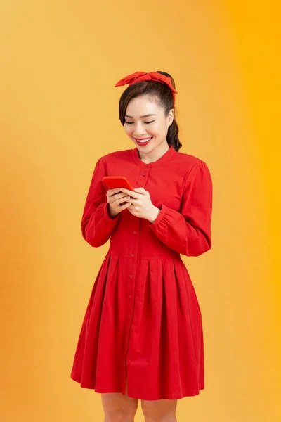 Retrato Una Joven Asiática Sonriente Vestido Rojo Sosteniendo Teléfono Inteligente — Foto de Stock