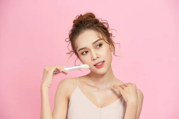 Jonge Vrouw Doen Make Gezicht Met Cosmetische Borstel — Stockfoto