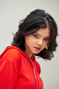 Genç ve güzel bir yüz. Gri arka planda moda makyajlı güzel bir kadın.