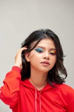 Renkli makyajlı kadın yüzü, güzel yaz makyajı, çıplak dudaklı güzellik mankeni.