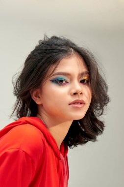 Parlak makyajlı ve yaz resminde tırnak cilası olan güzel bir manken kız. Güzel surat. Kısa renkli çiviler.