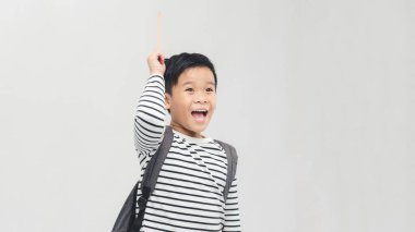 Parmağını kaldırmış küçük bir çocuğun portresi. Küçük çocuk biliyor.. 