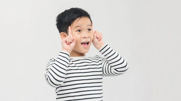 Ragazzino Sorridente Mostra Dito — Foto Stock