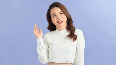 Şaşırmış, mutlu, güzel bir kadın heyecanla yana bakıyor.