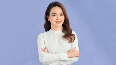 Güzel kadın yarı boy portresi. Genç, duygusal bir kadın. İnsan duyguları, yüz ifadesi konsepti.