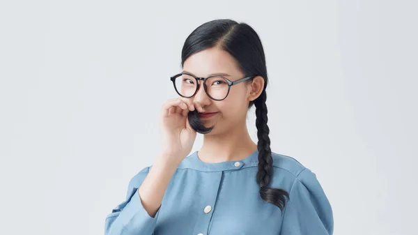 Jovem Menina Alegre Divertindo Mulher Sorridente Com Maquiagem Brilhante Penteado — Fotografia de Stock