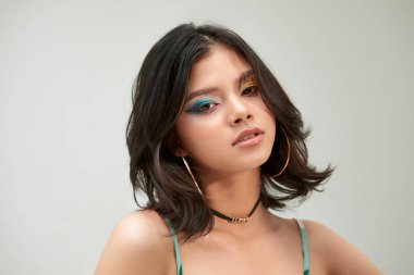 Parlak renkli makyajlı güzel bir kız. 