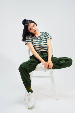 Beyaz arka planda renkli makyajlı güzel Asyalı kadın portresi.