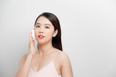 Güzel bir genç kadının portresi. Temelde izole edilmiş.