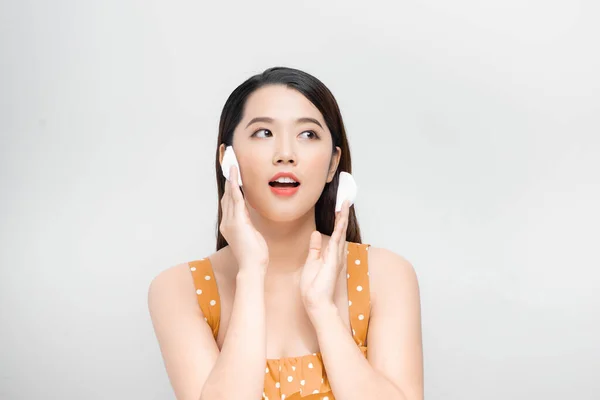 Joven Mujer Asiática Limpiando Cara Belleza Utilizando Almohadillas Algodón Loción —  Fotos de Stock