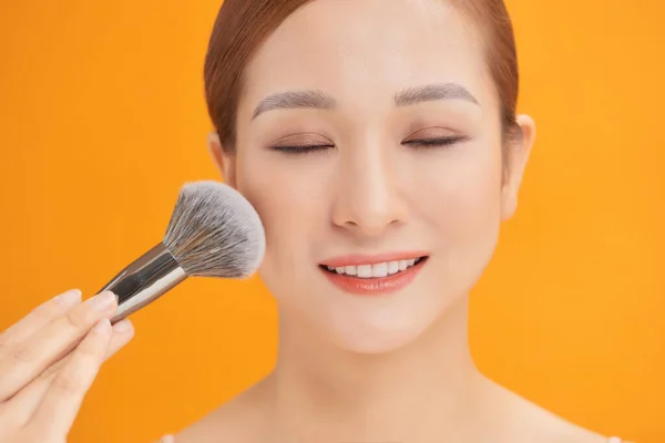 Mujer Aplicando Polvo Para Limpiar Piel Cara —  Fotos de Stock