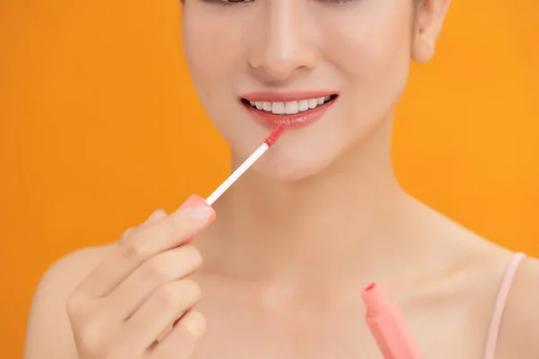 Woman Putting Lip Gloss — Stock Photo, Image