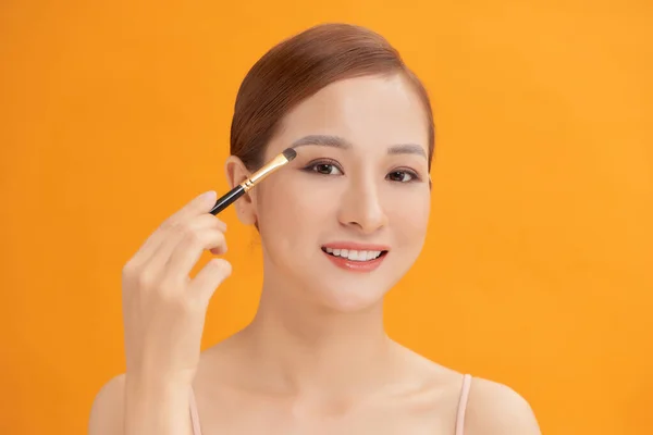 Belleza Asiática Chica Aplicando Polvo Cepillo Sombra Ojos —  Fotos de Stock