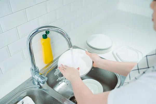 Young Woman Apron Washing Dishes Modern Kitchen — Stock Photo, Image